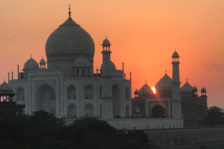 Delhi to Taj Mhal, private car and Guide for same day