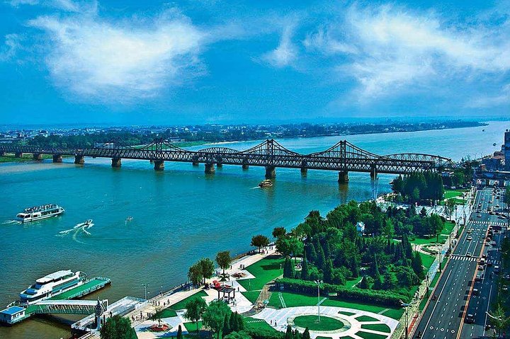 Privat Dandong City Day Tour: Hushan Great Wall, Yalu River Broken Bridge, Border