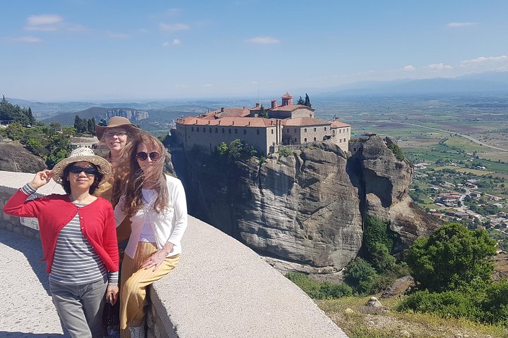 De Atenas: viagem de um dia pela história das cavernas e mosteiros de Meteora de trem