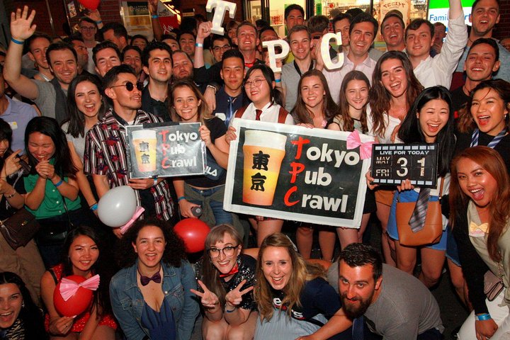 Noche de Pub Crawl en Tokio Fiesta de Vida Nocturna en Roppongi con Entrada a Club