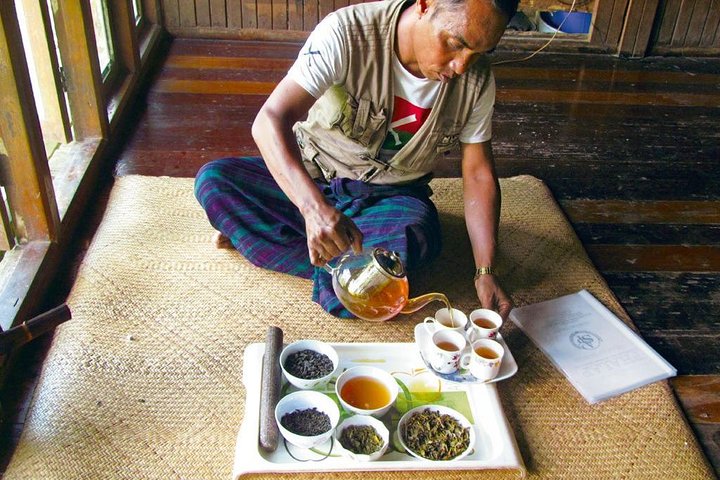 Dibrugarh Tea Tour, Singpho landsby med lunsj, Digboi olje museum