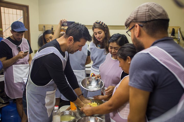 Talleres de cocina boliviana Adelante Mujer