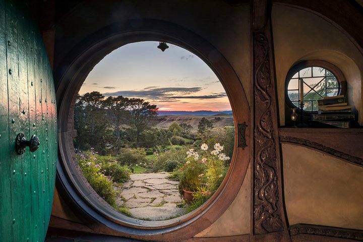 Visita guiada a las cuevas de Hobbiton y Waitomo desde Auckland con almuerzo