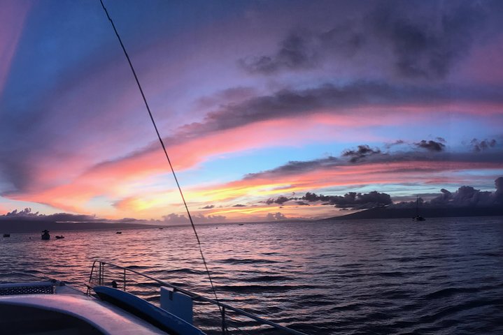 Crociera con cena al tramonto premium a Maui dalla spiaggia di Ka’anapali