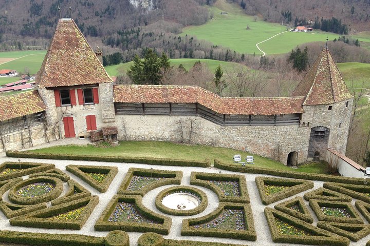 Excursão particular de Gruyères, incluindo fábrica de queijo e de chocolate saindo de Montreux