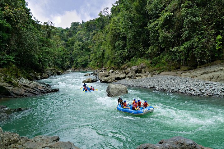 Wildwasser-Rafting auf dem Pacuare mit Mittagessen ab Puerto Viejo