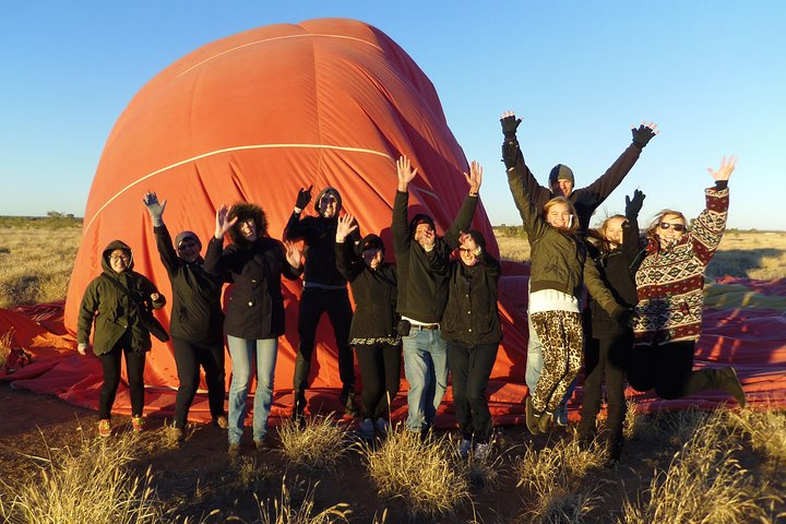 Globo aerostático a primera hora de la mañana en Alice Springs