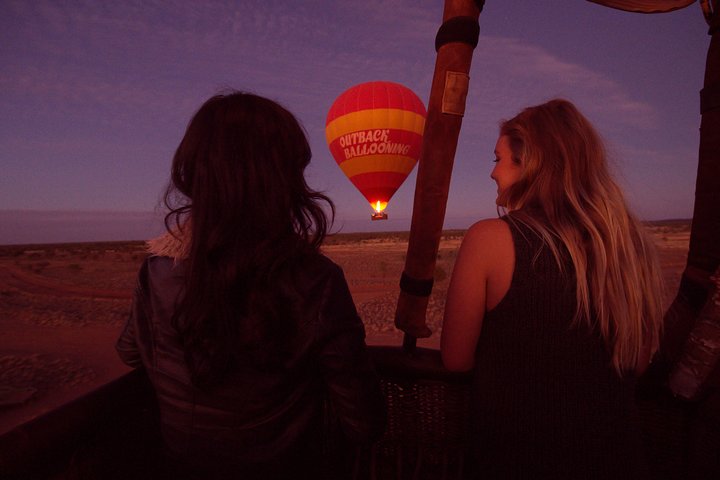 Globo aerostático a primera hora de la mañana en Alice Springs