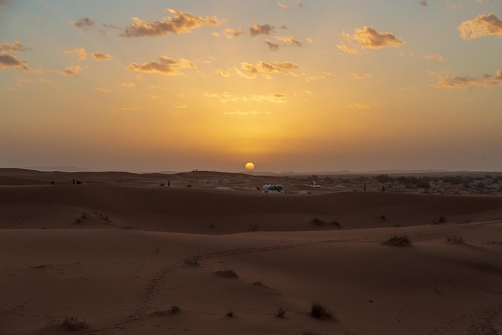 Resa från Erfoud till Merzougaöknen, middag, kamelritt, solnedgång