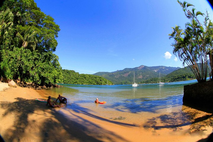 Excursión de día completo en lancha motora por la costa norte de Ilha Grande