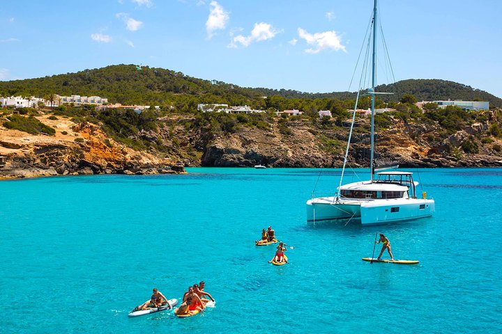 Ibiza strandhopcruise met paddleboards, drankjes en eten 6 uur