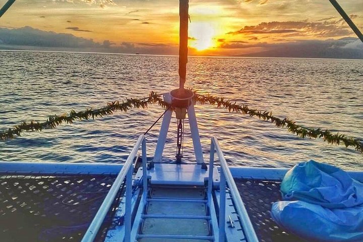 Crociera con cena al tramonto premium a Maui dalla spiaggia di Ka’anapali