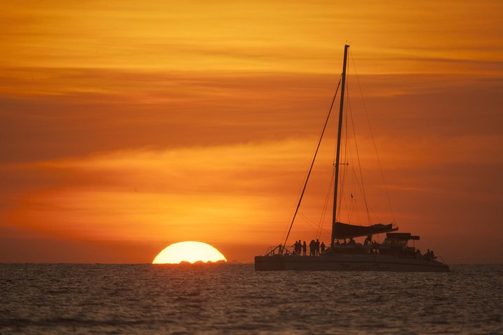 Crociera al tramonto in catamarano da Tamarindo o Playas del Coco