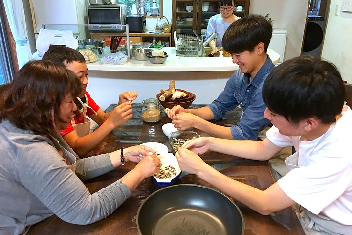 Miyazakis lokale matopplevelse La oss lage kald suppe og kylling Nanban! Super lokal matlaging!