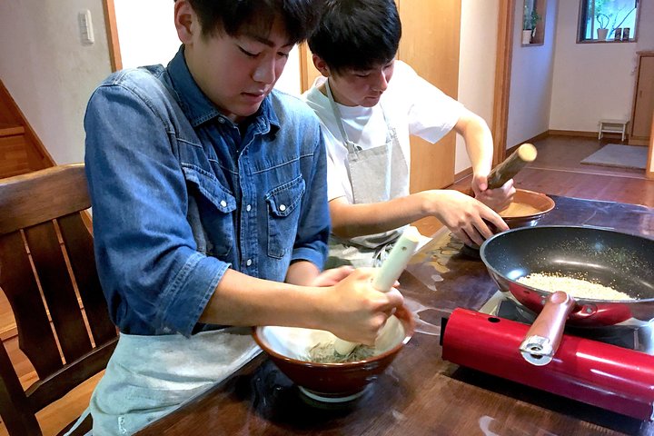 Miyazakis lokale matopplevelse La oss lage kald suppe og kylling Nanban! Super lokal matlaging!