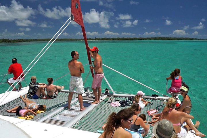 Catamaran Adventure Full Day: Ile aux cerfs, GRSE Waterfall, Snorkelen & BBQ-lunch