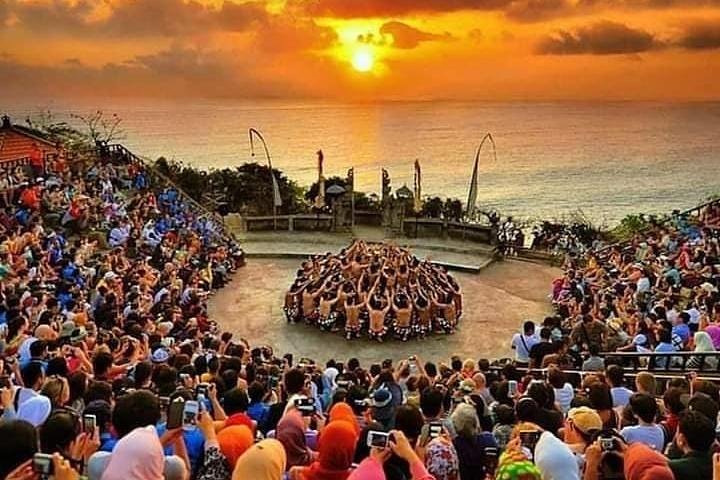 Tour serale privato del tempio di Uluwatu e della danza del fuoco di Kecak nella baia di Jimbaran