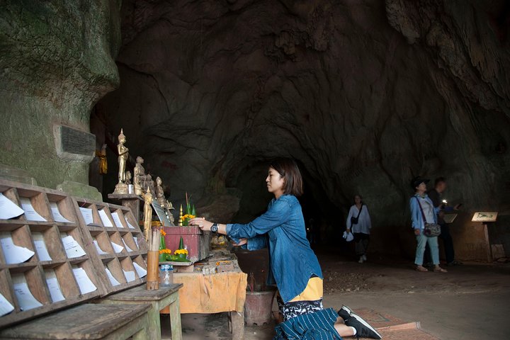 VOLLE DAG - Kuang Si-waterval, kajak op de Nam Ou / Mekong-rivier, Pak Ou-grotten