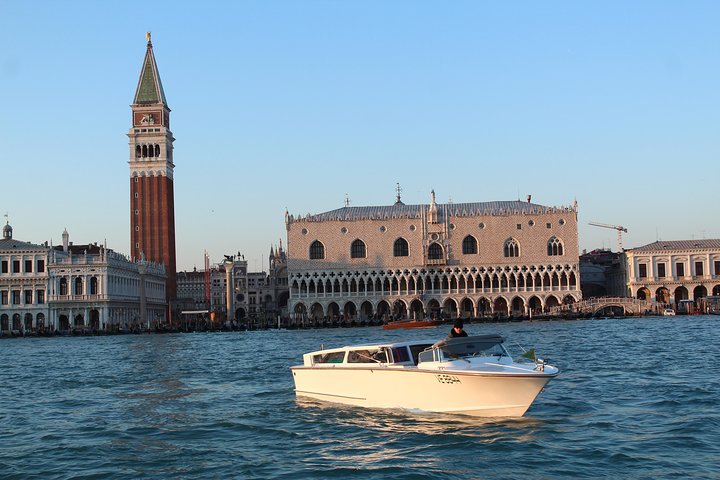 Traslado privado de llegada al aeropuerto Marco Polo de Venecia en lancha