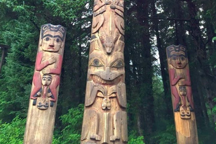 Tour guidato di gruppo ridotto di Sitka Wildlife and Totem Forest