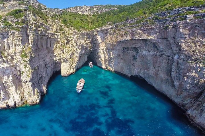 Ganztägige Bootstour zu den blauen Höhlen von Paxos Antipaxos ab Korfu
