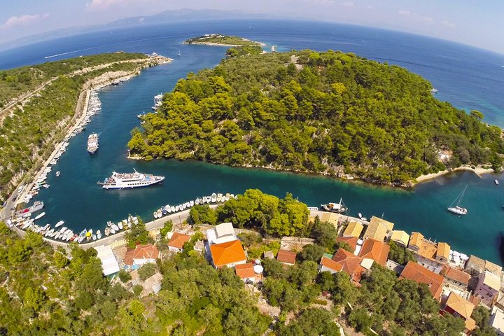 Ganztägige Bootstour zu den blauen Höhlen von Paxos Antipaxos ab Korfu