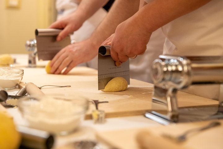 Clases privadas de pasta y tiramisú en la casa de una Cesarina con degustación en Ragusa