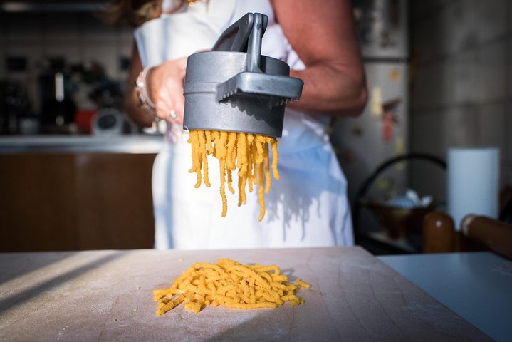 Cesarine: lezione di pasta e tiramisù a casa di un locale a Modena