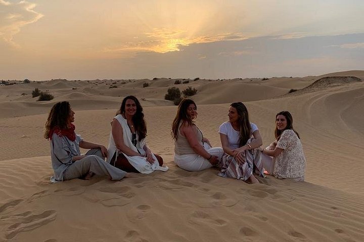 Dubai 4-timmars safari i röda öknen, kamelridning, sandboarding och falk