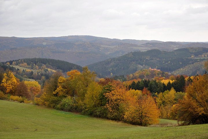 GROTTES DE PUNKVA, ABYSSES et CHÂTEAU DE PERNSTEJN =uniquement de avril à septembre