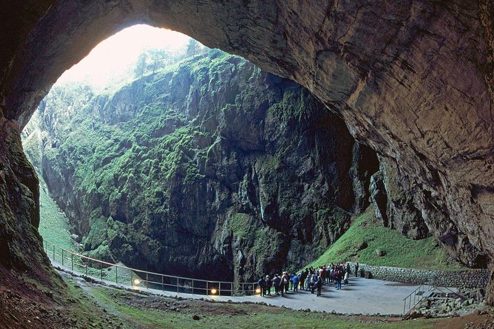 GROTTES DE PUNKVA, ABYSSES et CHÂTEAU DE PERNSTEJN =uniquement de avril à septembre