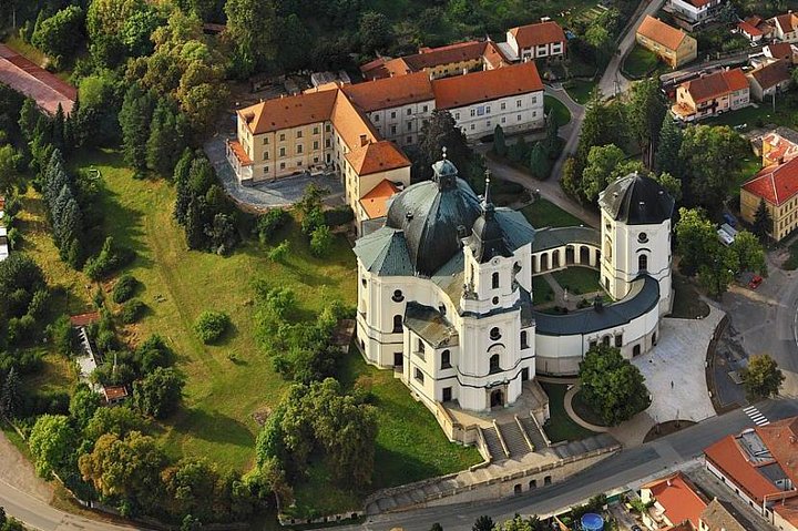 GROTTES DE PUNKVA, ABYSSES et CHÂTEAU DE PERNSTEJN =uniquement de avril à septembre