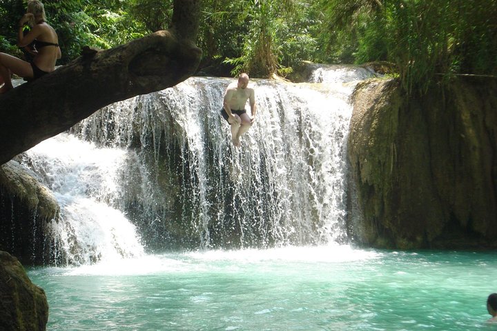 VOLLE DAG - Kuang Si-waterval, kajak op de Nam Ou / Mekong-rivier, Pak Ou-grotten