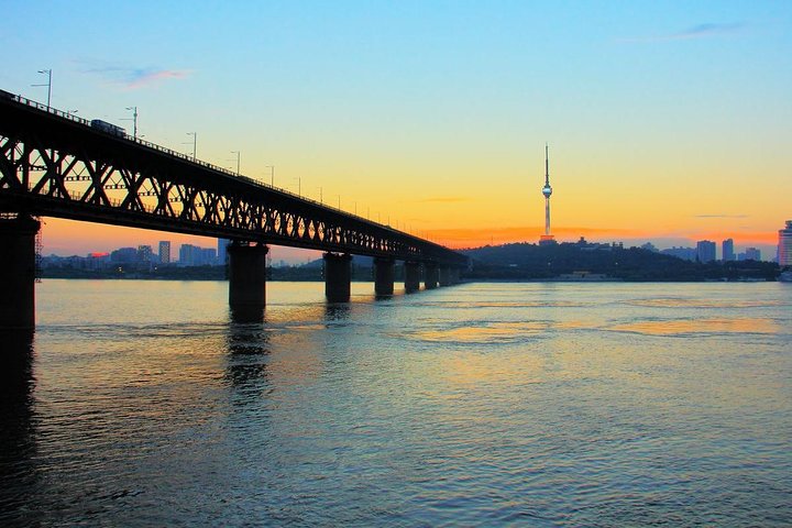Private tour to Wuhan Yellow Crane Tower Donghu lake Mo Mountain