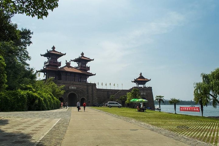 Private tour to Wuhan Yellow Crane Tower Donghu lake Mo Mountain