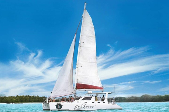 Catamaran Adventure Full Day: Ile aux cerfs, GRSE Waterfall, Snorkelen & BBQ-lunch