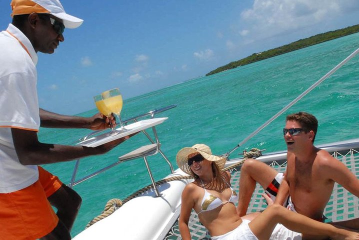 Catamaran Adventure Full Day: Ile aux cerfs, GRSE Waterfall, Snorkelen & BBQ-lunch