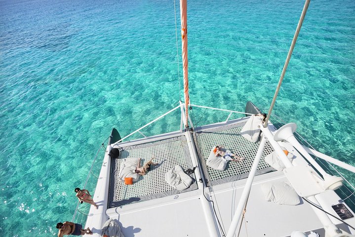 Catamaran Adventure Full Day: Ile aux cerfs, GRSE Waterfall, Snorkelen & BBQ-lunch