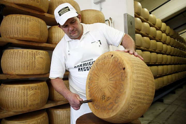De Parme : Visite de la ferme Parmigiano Reggiano et dégustation avec transfert