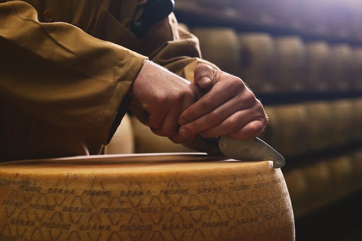 De Parme : Visite de la ferme Parmigiano Reggiano et dégustation avec transfert