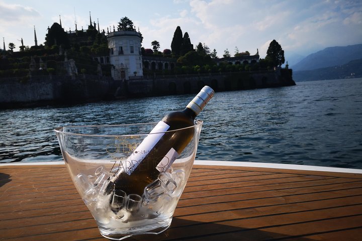 Cruzeiro privado exclusivo do por do sol de Micaela no lago Maggiore