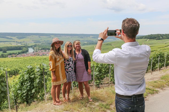 Kleine Gruppe - Halbtagestour mit Champagner - Besuch von 2 kleinen Produzenten / Erzeugern