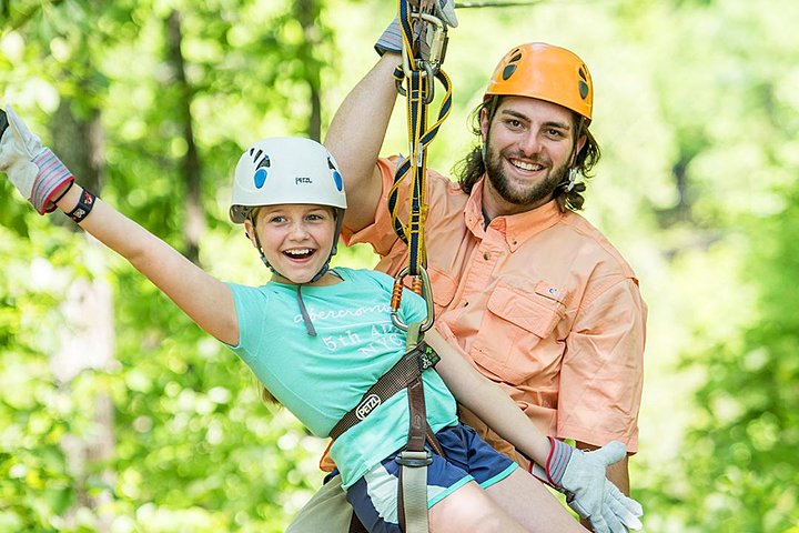 Activité de tyrolienne 7 lignes en petit groupe au parc naturel de Sevierville