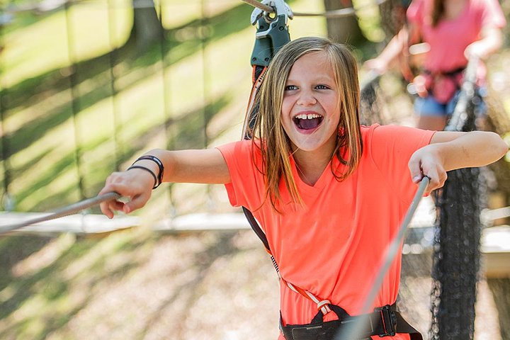Activité de tyrolienne 7 lignes en petit groupe au parc naturel de Sevierville