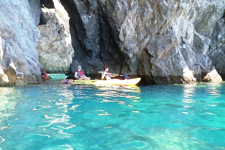 Kayak tour from Sesimbra to Ribeira do Cavalo Beach, passing through the caves