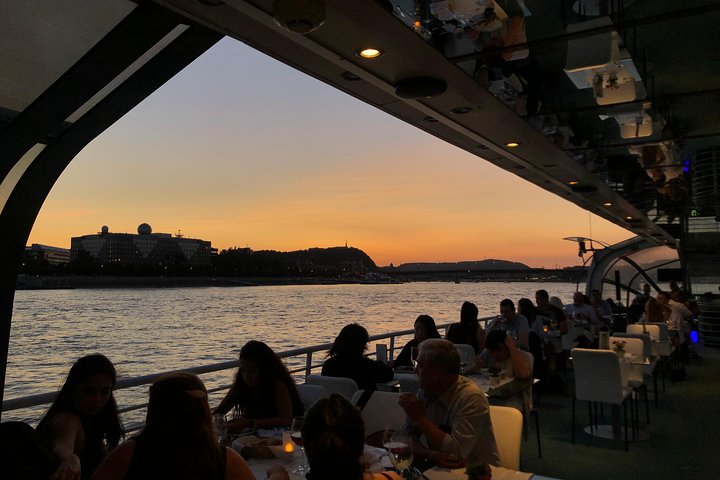 Crociera con cena a lume di candela sul Danubio di Budapest con musica dal vivo