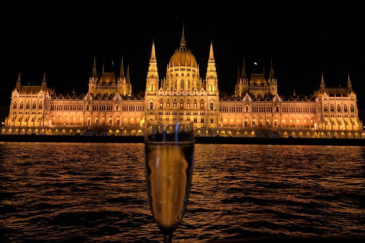 Crociera con cena a lume di candela sul Danubio di Budapest con musica dal vivo