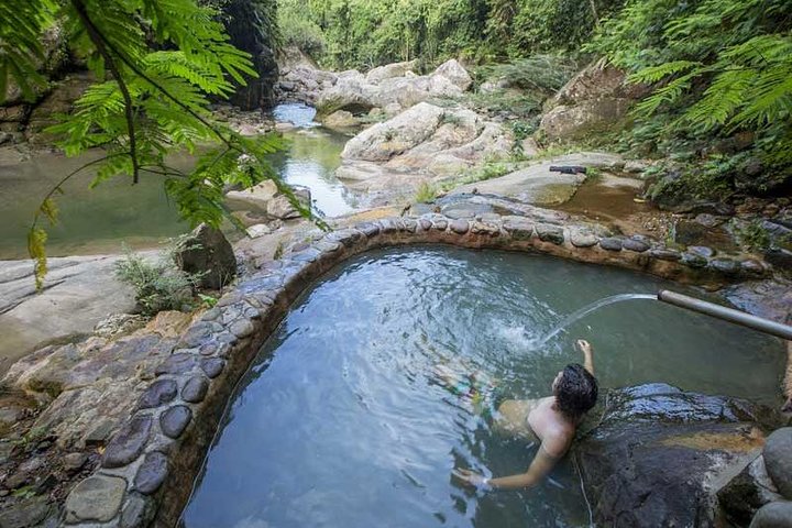 Carpishuyacu-watervallen met thermale baden van San Jose