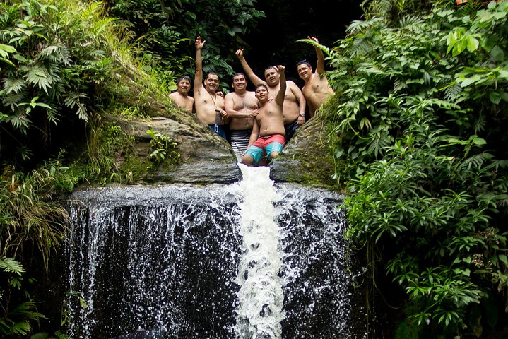 Carpishuyacu-watervallen met thermale baden van San Jose