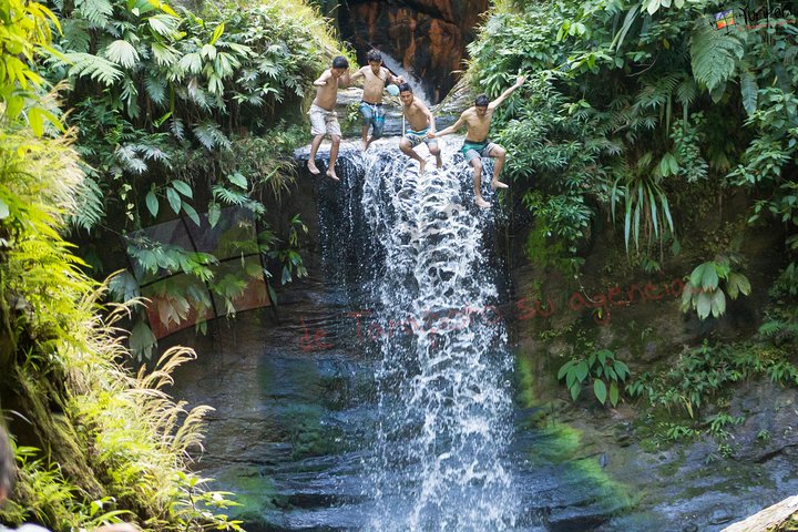 Carpishuyacu-watervallen met thermale baden van San Jose